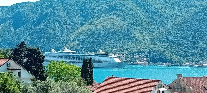 Prodaja zemljišta 727 m² sa kućom 115 m² – Dobrota, Sveti Stasije, 200 m od mora - Amfora Real Estate