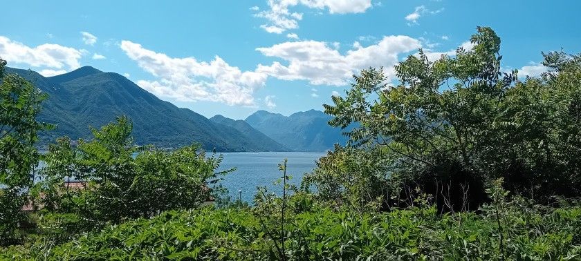 Prodaja zemljišta 727 m² sa kućom 115 m² – Dobrota, Sveti Stasije, 200 m od mora - Amfora Real Estate