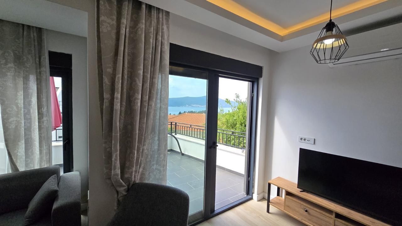 Prodaja prostranog dvosobnog apartmana 42 m² + terasa 15 m² sa bazenom, garažnim mestom i pogledom na more – Kava, Tivat - Amfora Real Estate