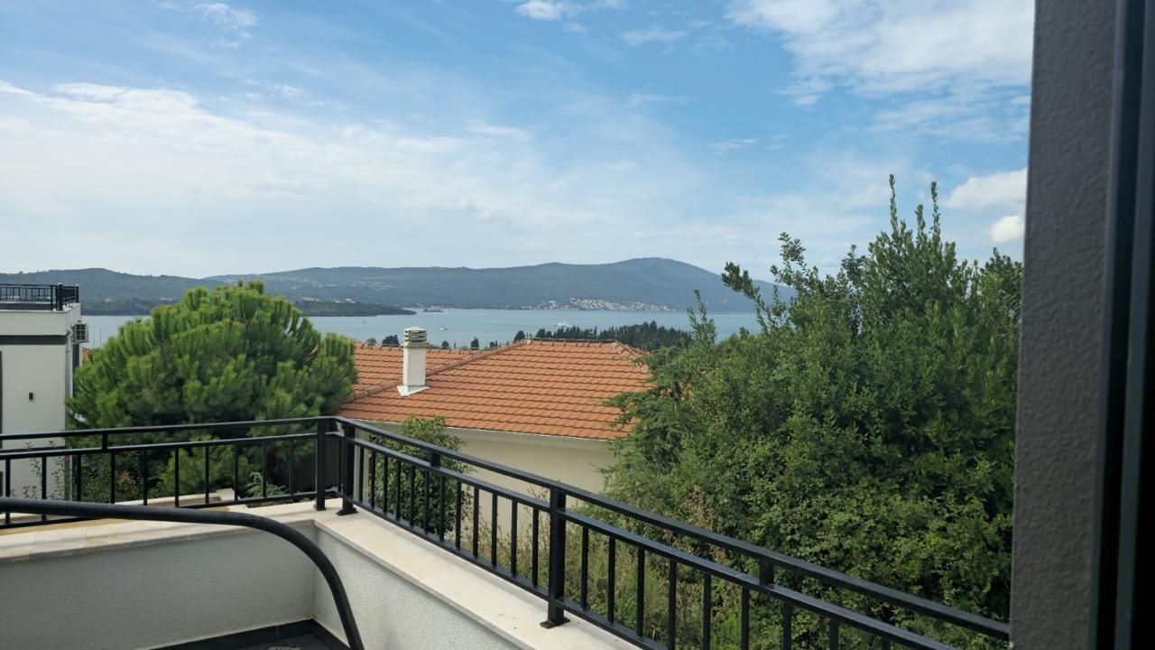 Prodaja prostranog dvosobnog apartmana 42 m² + terasa 15 m² sa bazenom, garažnim mestom i pogledom na more – Kava, Tivat - Amfora Real Estate