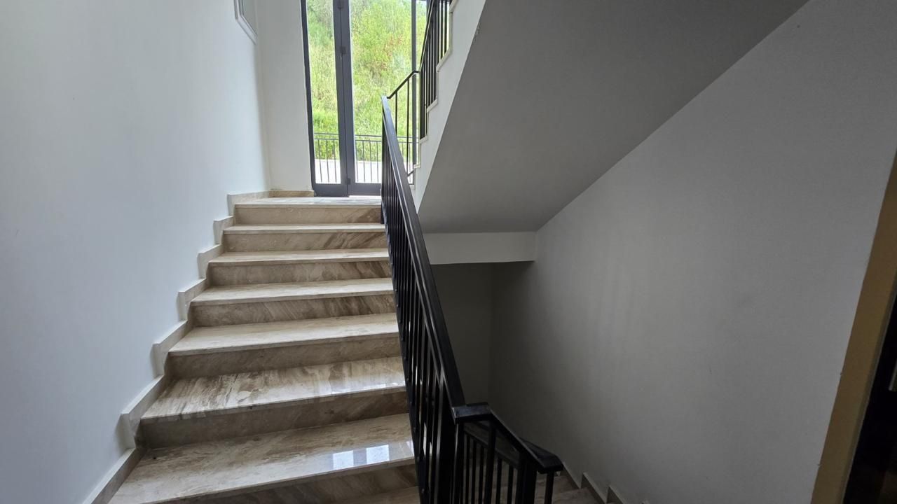 Prodaja prostranog dvosobnog apartmana 42 m² + terasa 15 m² sa bazenom, garažnim mestom i pogledom na more – Kava, Tivat - Amfora Real Estate