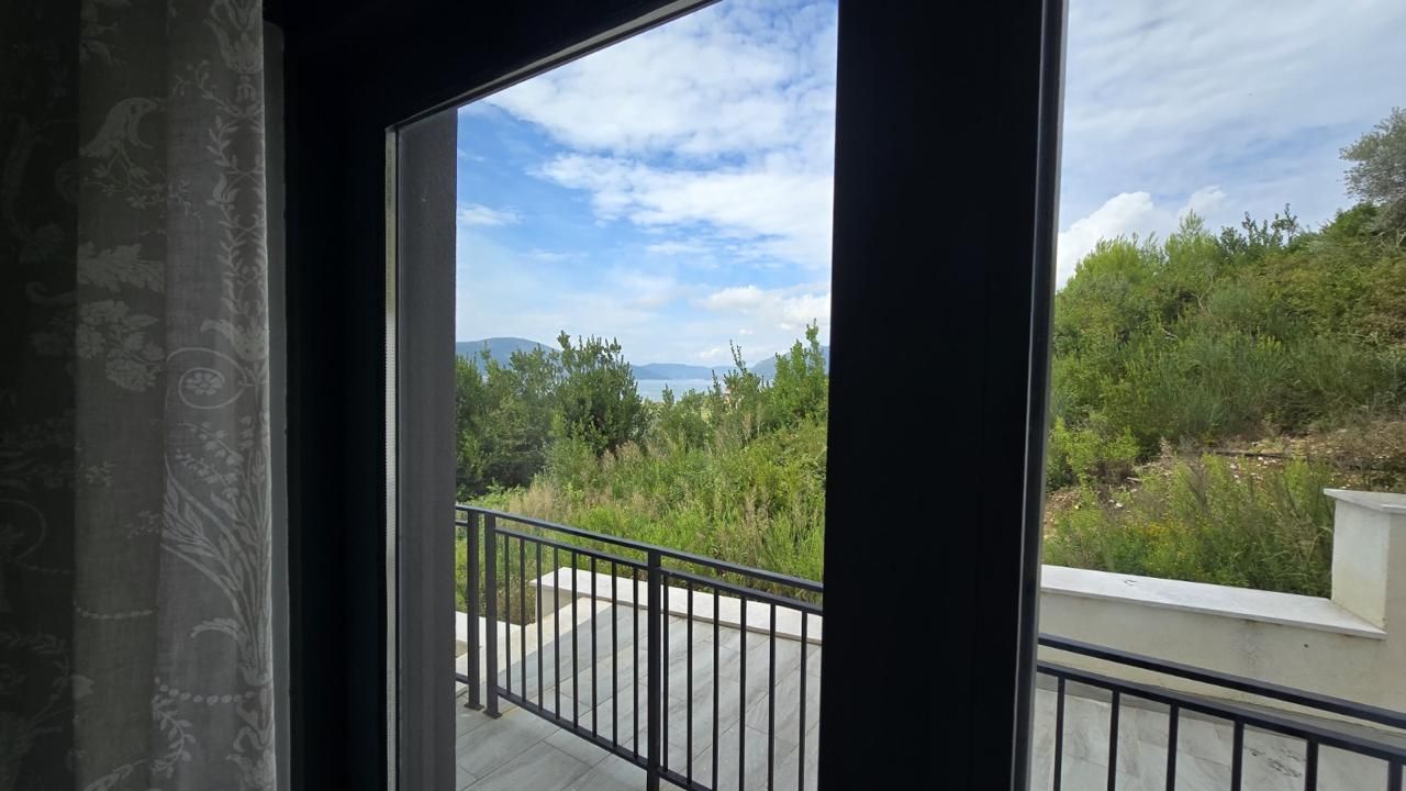 Prodaja prostranog dvosobnog apartmana 42 m² + terasa 15 m² sa bazenom, garažnim mestom i pogledom na more – Kava, Tivat - Amfora Real Estate