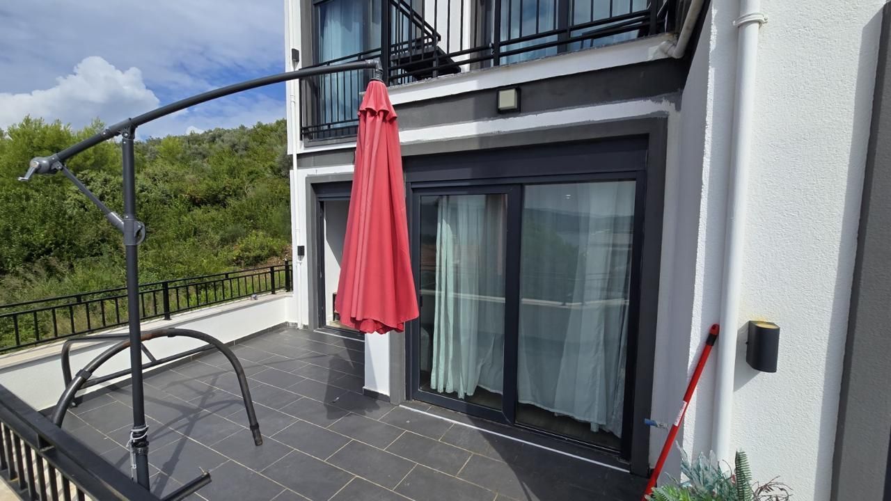 Prodaja prostranog dvosobnog apartmana 42 m² + terasa 15 m² sa bazenom, garažnim mestom i pogledom na more – Kava, Tivat - Amfora Real Estate