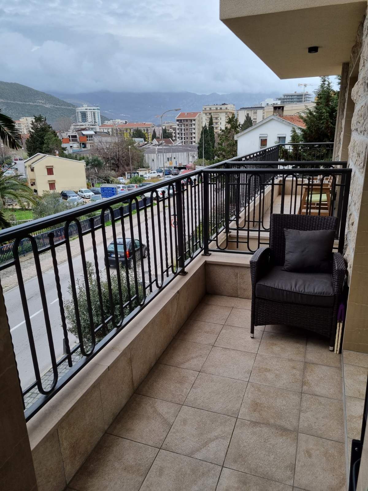 Izdavanje jednosobnog, potpuno nameštenog stana 50 m² sa parking mestom– blizu centra Budve (na duzi period) - Amfora Real Estate