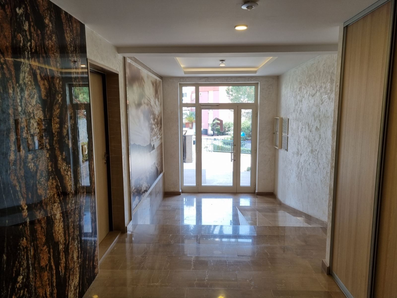 Izdavanje jednosobnog, potpuno nameštenog stana 50 m² sa parking mestom– blizu centra Budve (na duzi period) - Amfora Real Estate