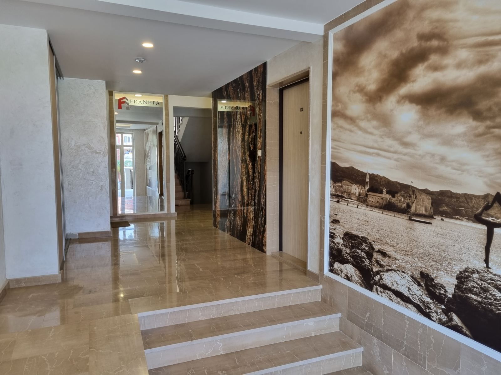 Izdavanje jednosobnog, potpuno nameštenog stana 50 m² sa parking mestom– blizu centra Budve (na duzi period) - Amfora Real Estate