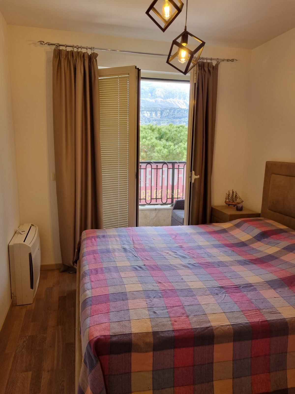 Izdavanje jednosobnog, potpuno nameštenog stana 50 m² sa parking mestom– blizu centra Budve (na duzi period) - Amfora Real Estate