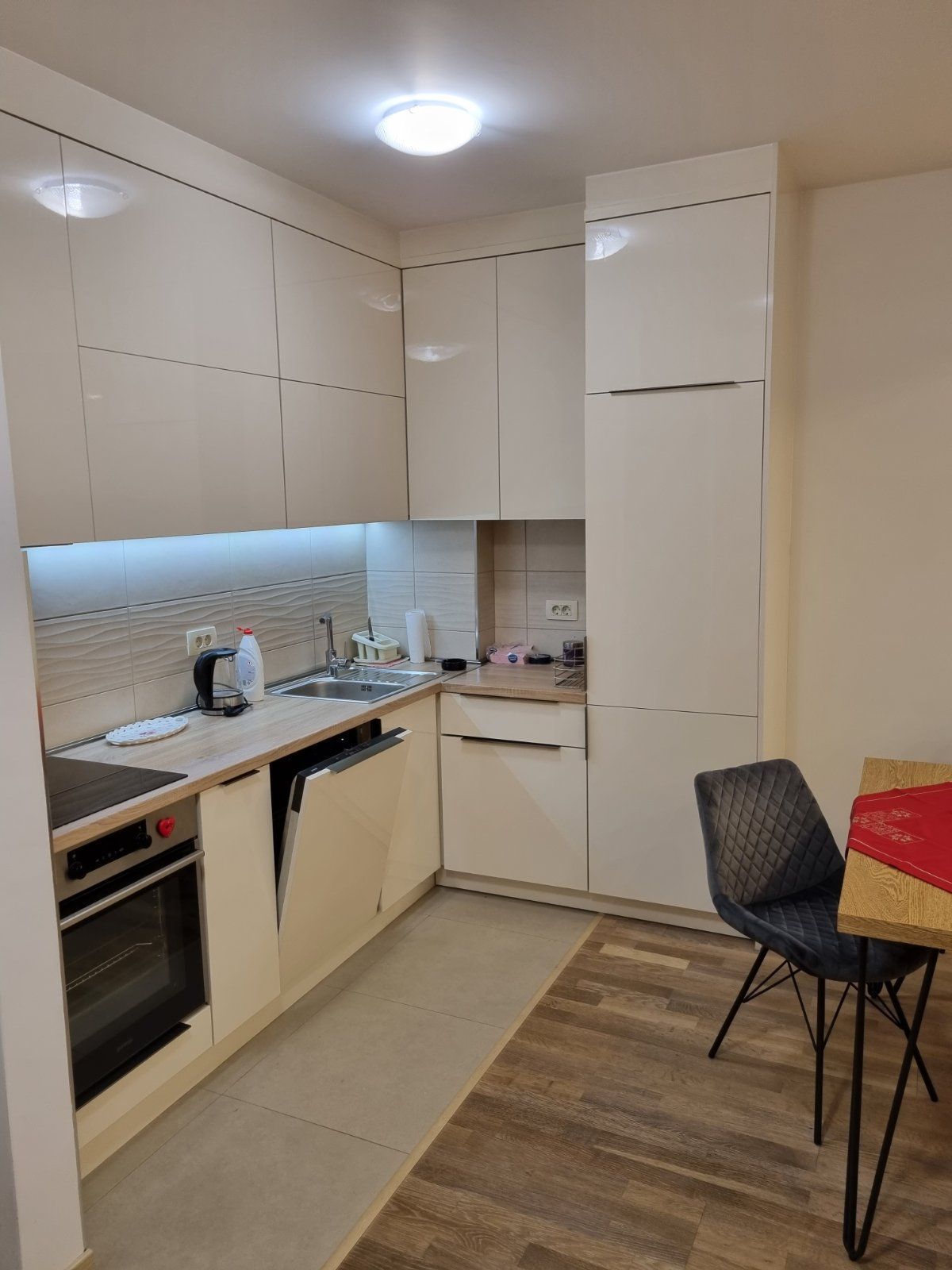 Izdavanje jednosobnog, potpuno nameštenog stana 50 m² sa parking mestom– blizu centra Budve (na duzi period) - Amfora Real Estate