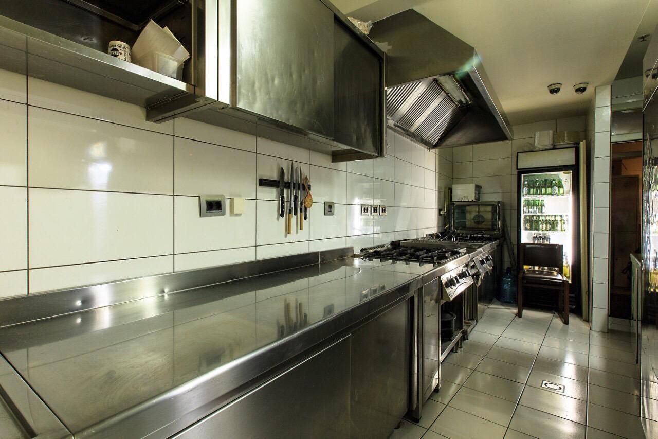 Prodaja poslovnog prostora 145 m² – potpuno opremljen restoran u kompleksu TQ Plaza, strogi centar Budve - Amfora Real Estate