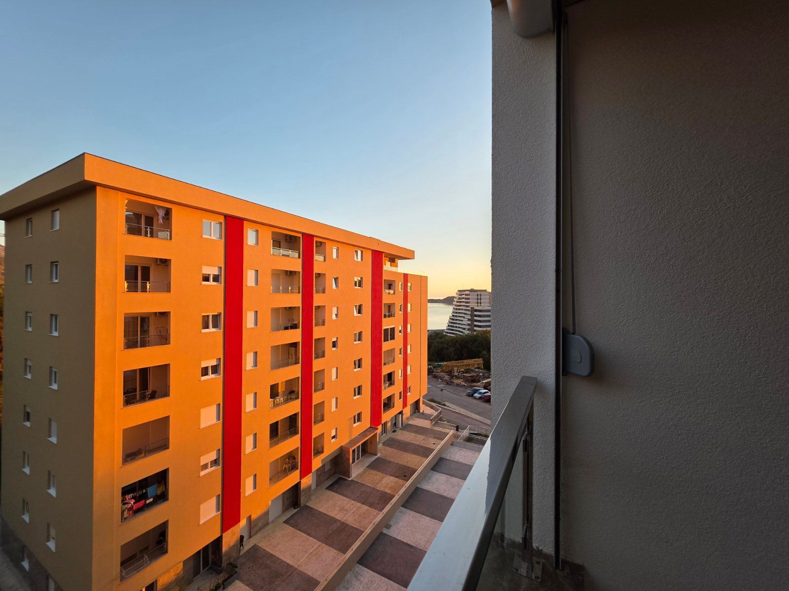 Prodaja Studio Apartmana 31m² sa bocnim pogledom na more u Novoj Zgradi u Bečićima – Bez 3% Poreza! - Amfora Real Estate