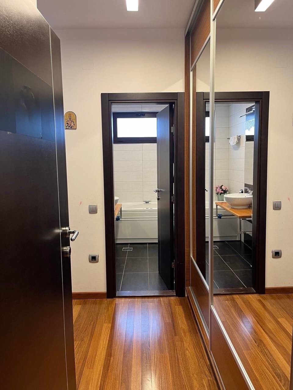 Prodaja modernog dvosobnog stana sa garažom – Centar Budve, 83 m² - Amfora Real Estate