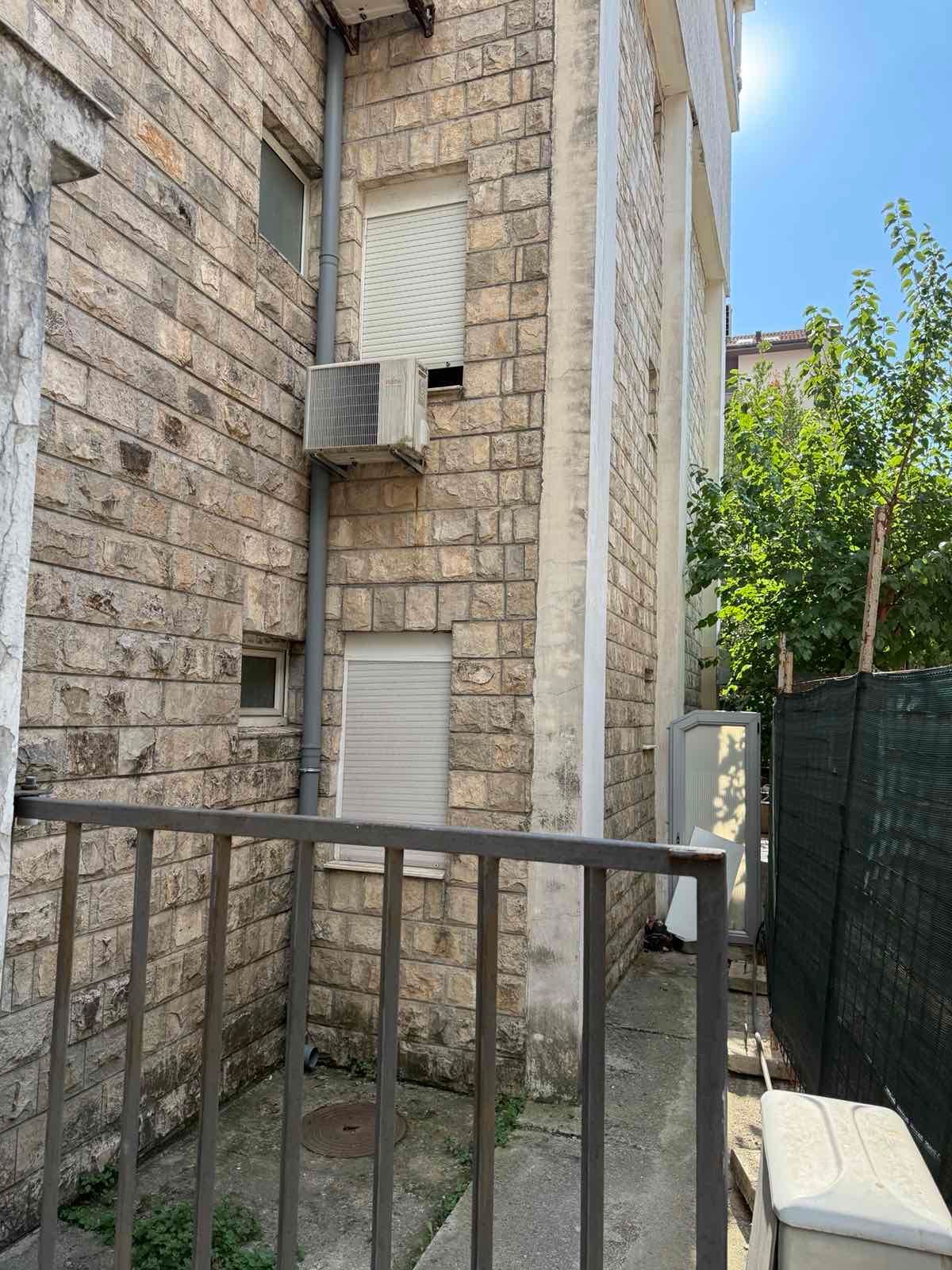 Izdavanje dvosobnog stana u centru Budve – 200 m od mora (dugoročno) - Amfora Real Estate