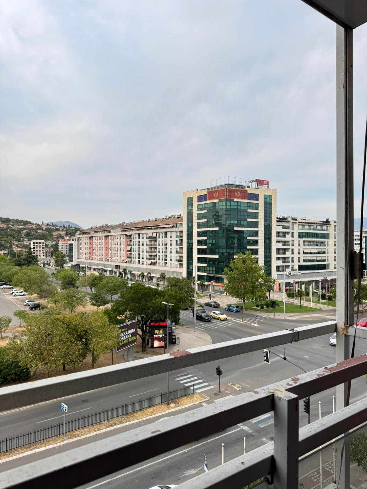 Izdavanje trosobnog stana 95 m² – Podgorica, potpuno namešten sa parking mestom (NA DUZI PERIOD) - Amfora Real Estate