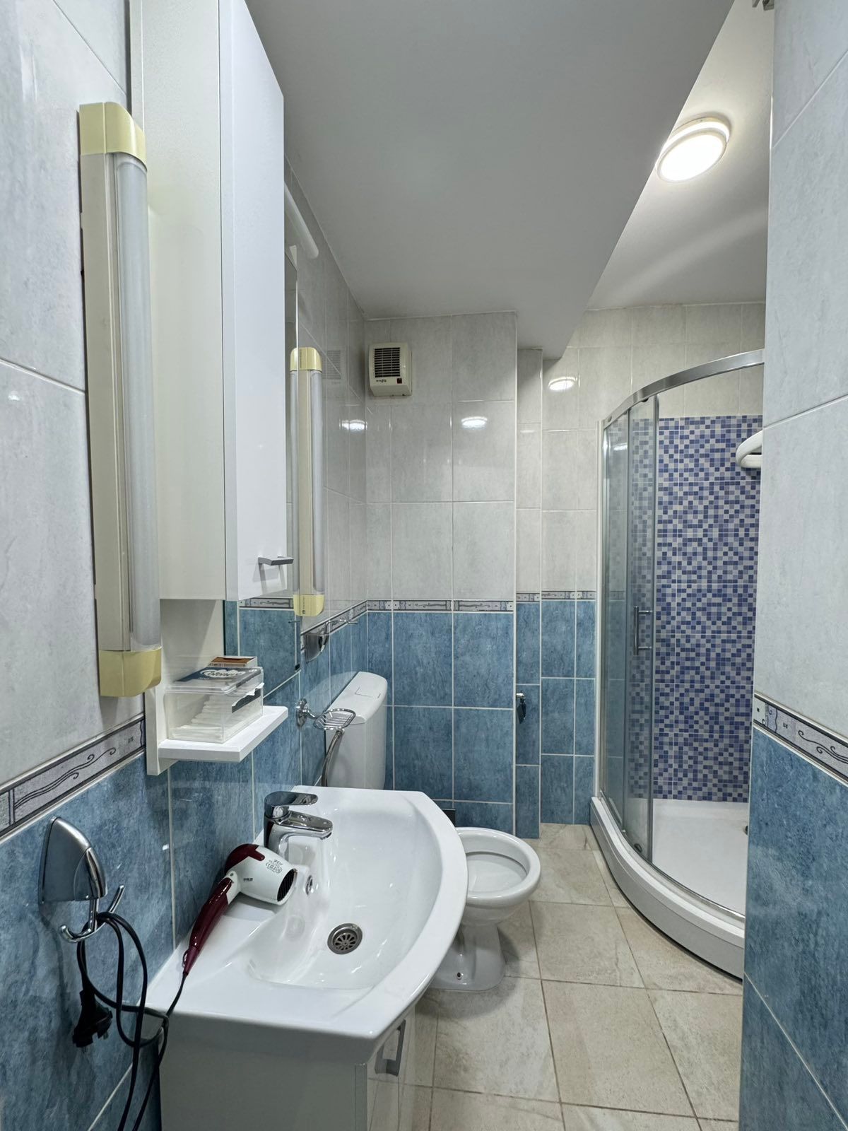 Izdavanje trosobnog stana 95 m² – Podgorica, potpuno namešten sa parking mestom (NA DUZI PERIOD) - Amfora Real Estate