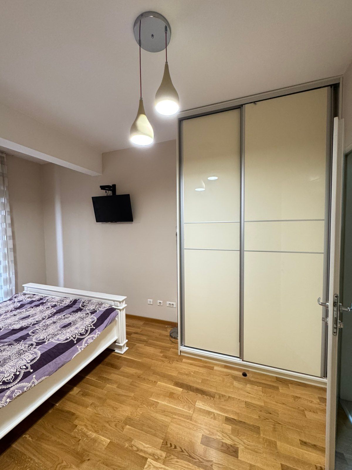 Izdavanje trosobnog stana 95 m² – Podgorica, potpuno namešten sa parking mestom (NA DUZI PERIOD) - Amfora Real Estate