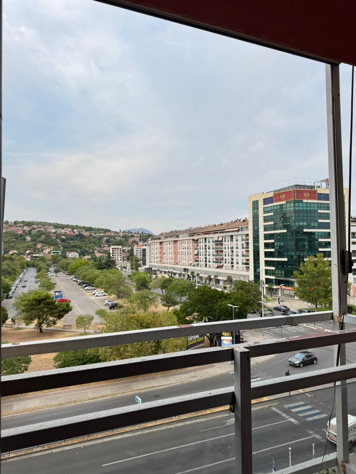 Izdavanje trosobnog stana 95 m² – Podgorica, potpuno namešten sa parking mestom (NA DUZI PERIOD) - Amfora Real Estate