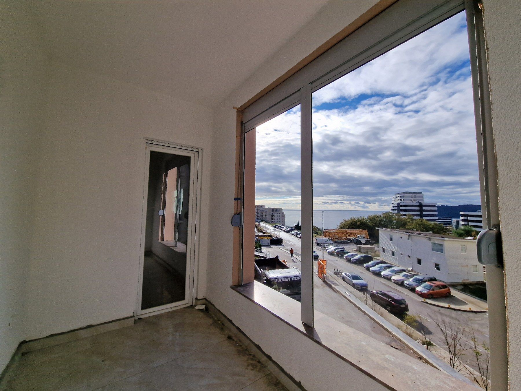 Dvosoban Stan 58m² s Pogledom na More u Bečićima – Nova Zgrada, Bez 3% Poreza! - Amfora Real Estate