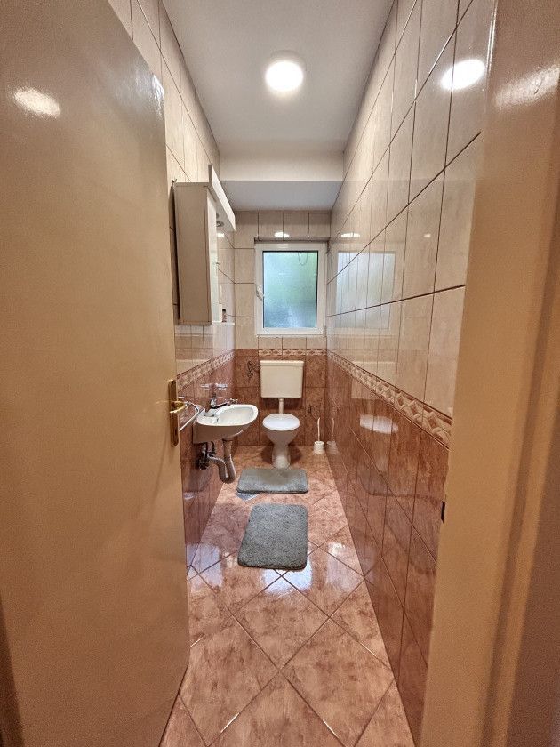 Izdavanje prostranog prizemlja kuće u Kalimanju – 10 minuta od centra, blizu mora (na duzi period) - Amfora Real Estate