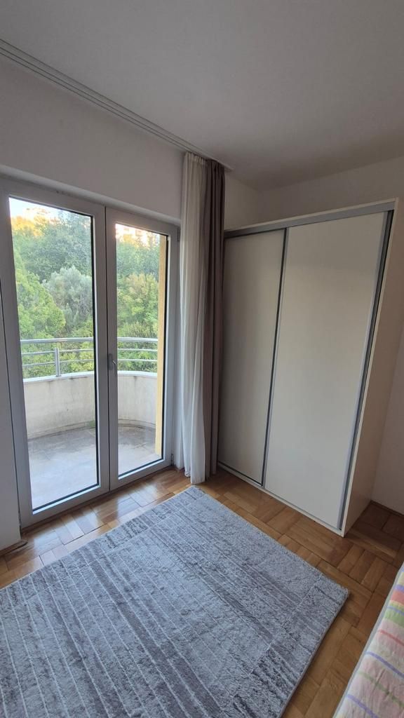 Izdavanje trosobnog stana sa garažnim mestom – Budva (NA DUZI PERIOD) - Amfora Real Estate