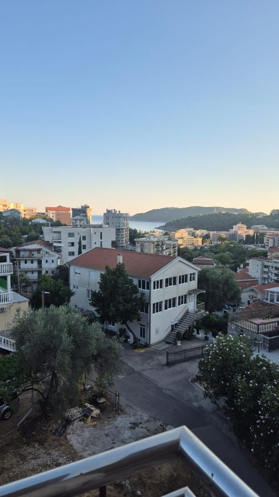 Izdavanje trosobnog stana sa garažnim mestom – Budva (NA DUZI PERIOD) - Amfora Real Estate