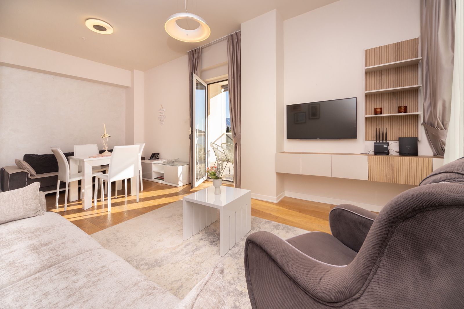 Izdavanje luksuznog jednosobnog stana sa pogledom na more na prvoj liniji – Tre Canne, Budva (na period do 01.06.2026) - Amfora Real Estate