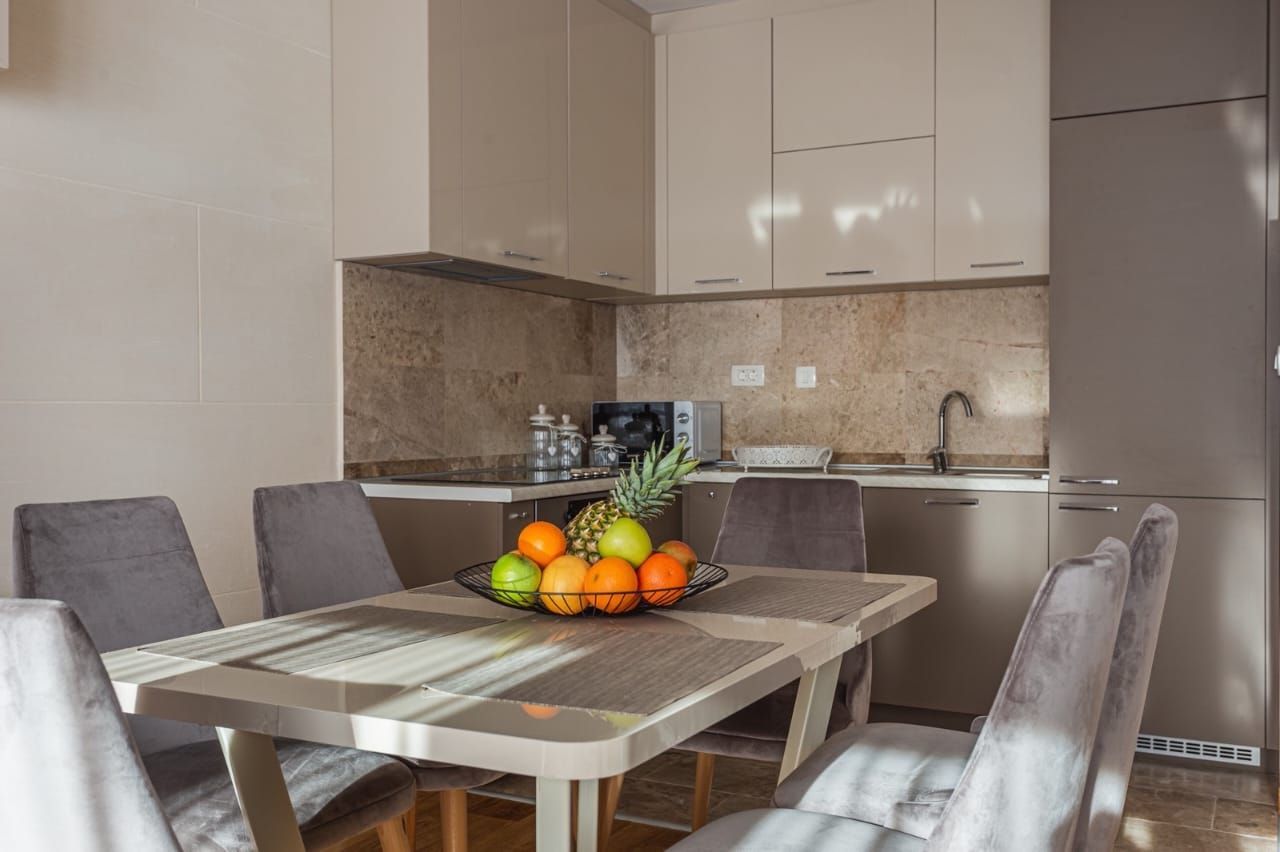 Izdavanje luksuznog dvosobnog stana 82 m² sa garažom – Pržno, Budva - Amfora Real Estate