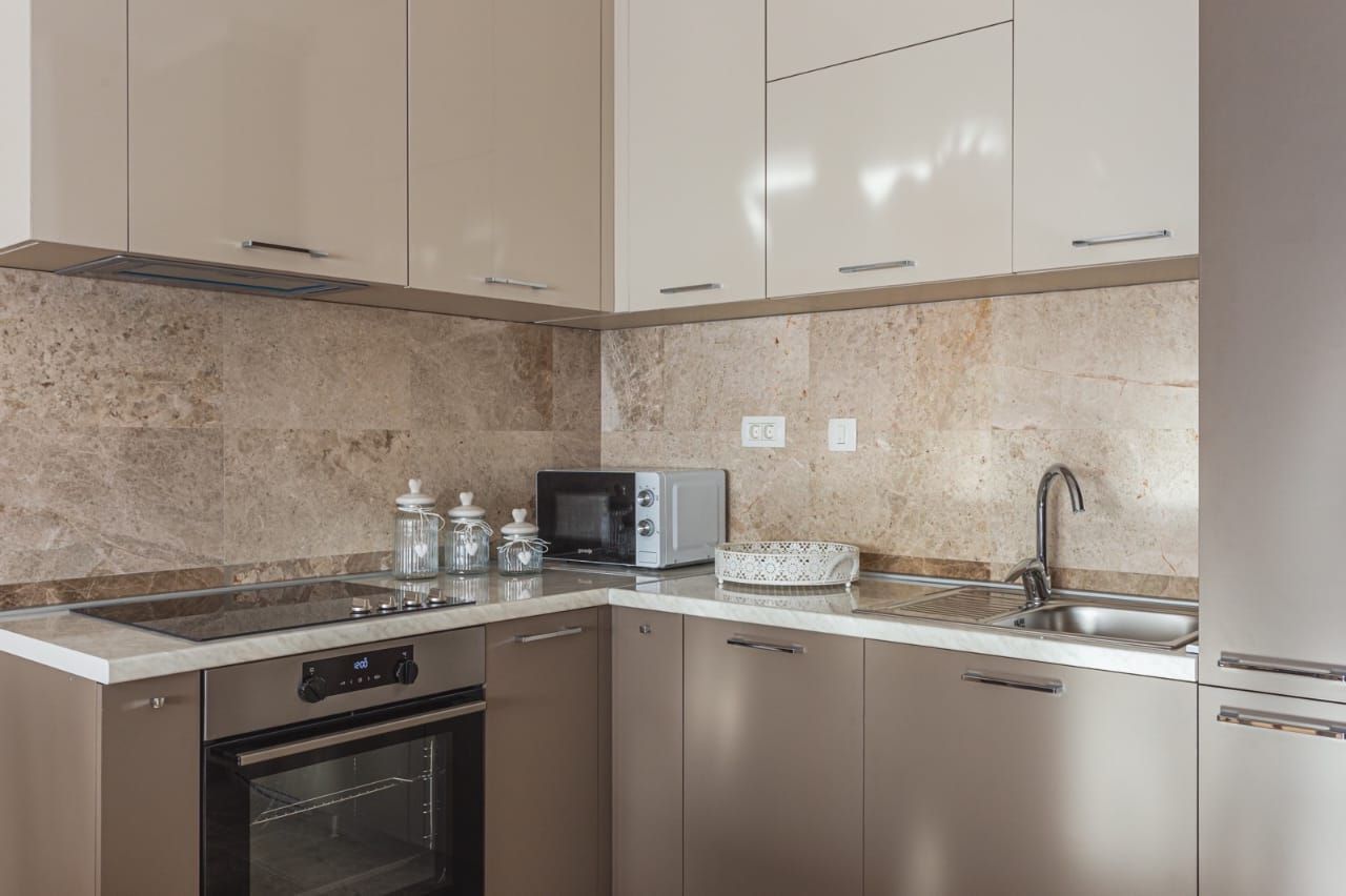 Izdavanje luksuznog dvosobnog stana 82 m² sa garažom – Pržno, Budva - Amfora Real Estate