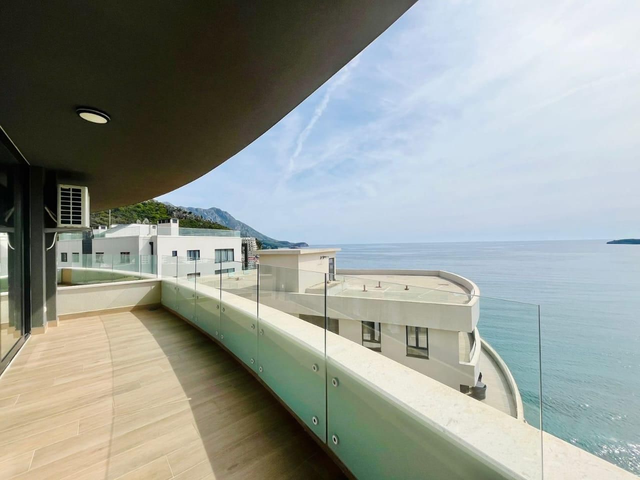 Izdavanje jednosobnog stana 60 m² sa garažnim mestom i pogledom na more – Prva linija do mora, Rafailovići (Dostupan do 01.06.2026) - Amfora Real Estate