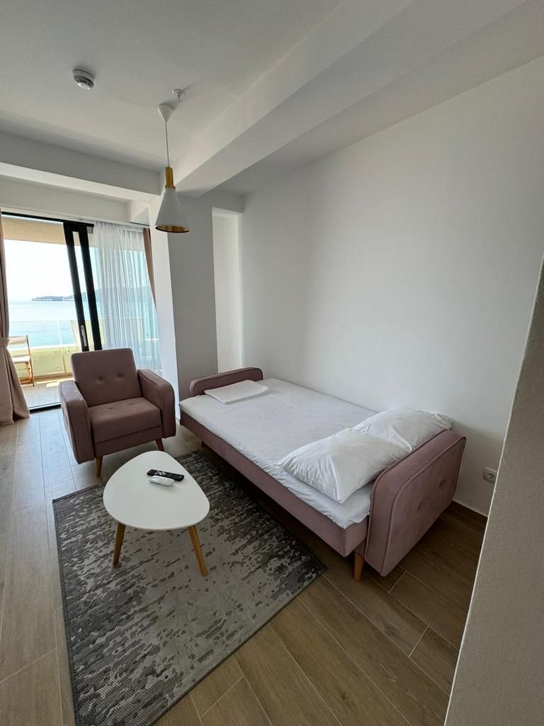 Izdavanje jednosobnog stana 60 m² sa garažnim mestom i pogledom na more – Prva linija do mora, Rafailovići (Dostupan do 01.06.2026) - Amfora Real Estate