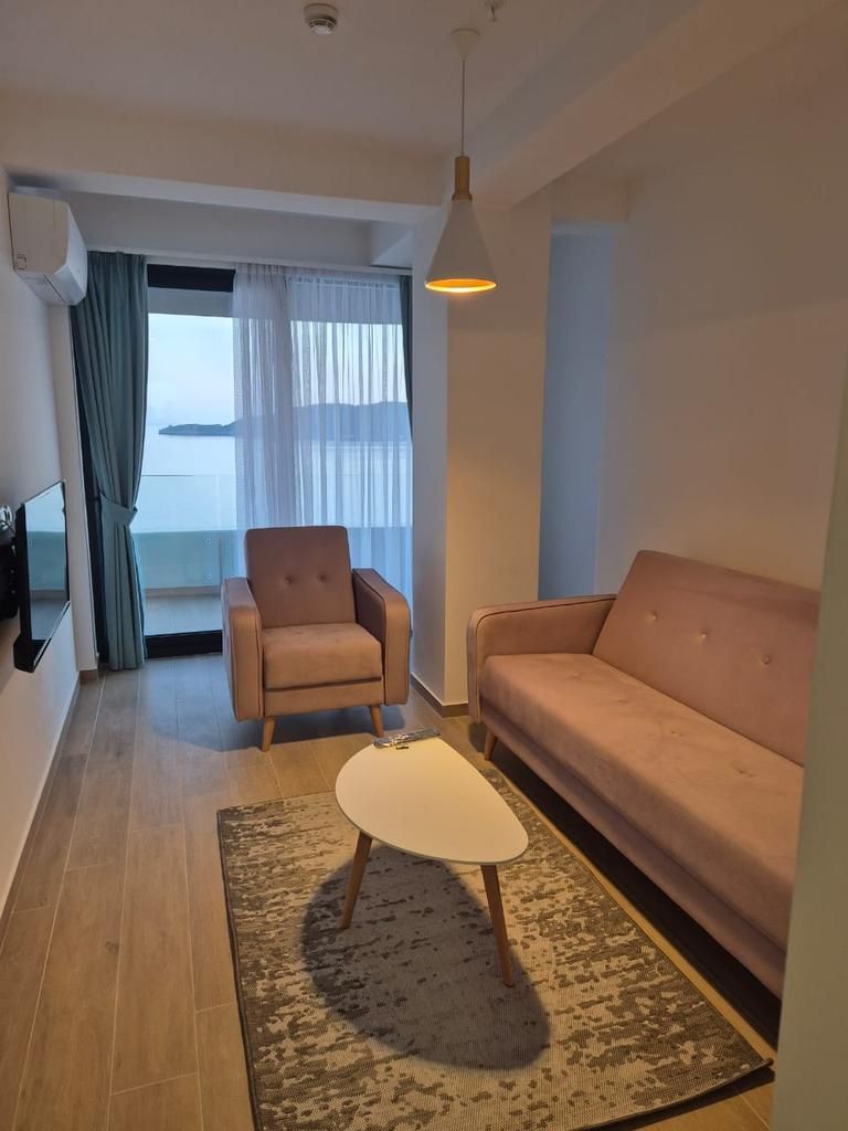 Izdavanje jednosobnog stana 60 m² sa garažnim mestom i pogledom na more – Prva linija do mora, Rafailovići (Dostupan do 01.06.2026) - Amfora Real Estate