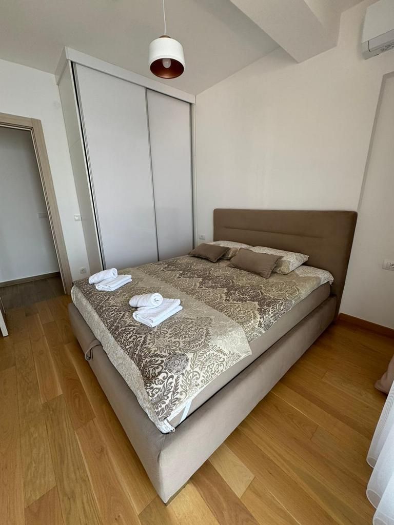 Izdavanje jednosobnog stana 60 m² sa garažnim mestom i pogledom na more – Prva linija do mora, Rafailovići (Dostupan do 01.06.2026) - Amfora Real Estate
