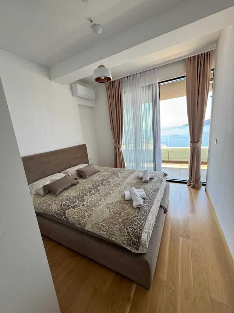 Izdavanje jednosobnog stana 60 m² sa garažnim mestom i pogledom na more – Prva linija do mora, Rafailovići (Dostupan do 01.06.2026) - Amfora Real Estate