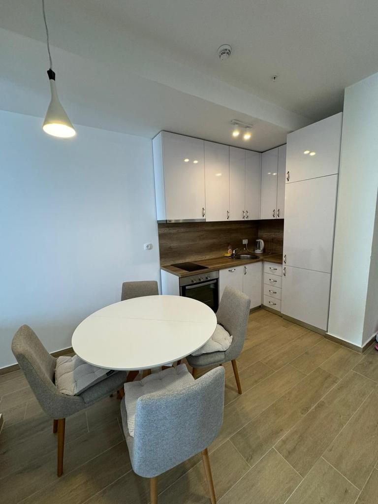 Izdavanje jednosobnog stana 60 m² sa garažnim mestom i pogledom na more – Prva linija do mora, Rafailovići (Dostupan do 01.06.2026) - Amfora Real Estate