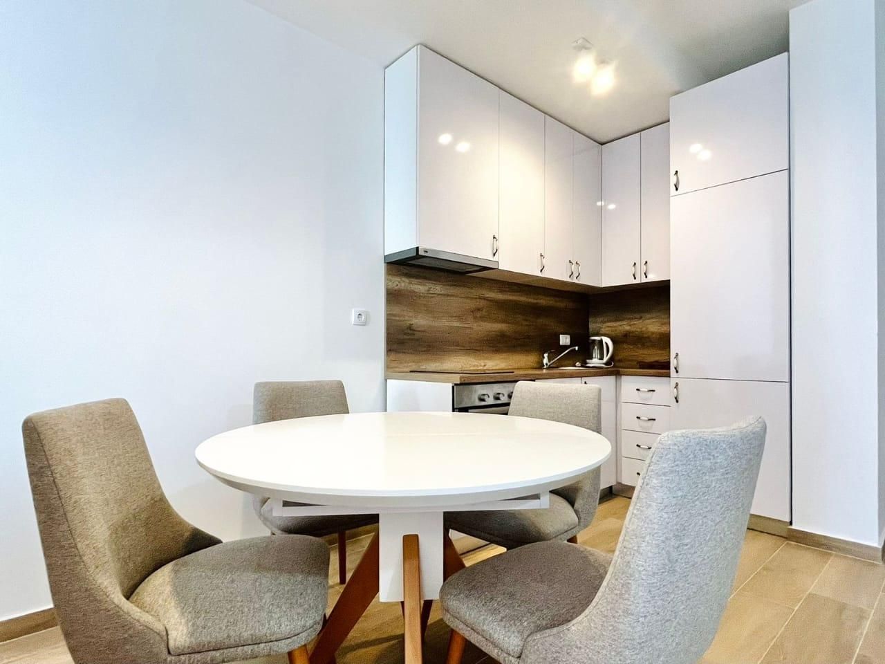 Izdavanje jednosobnog stana 60 m² sa garažnim mestom i pogledom na more – Prva linija do mora, Rafailovići (Dostupan do 01.06.2026) - Amfora Real Estate