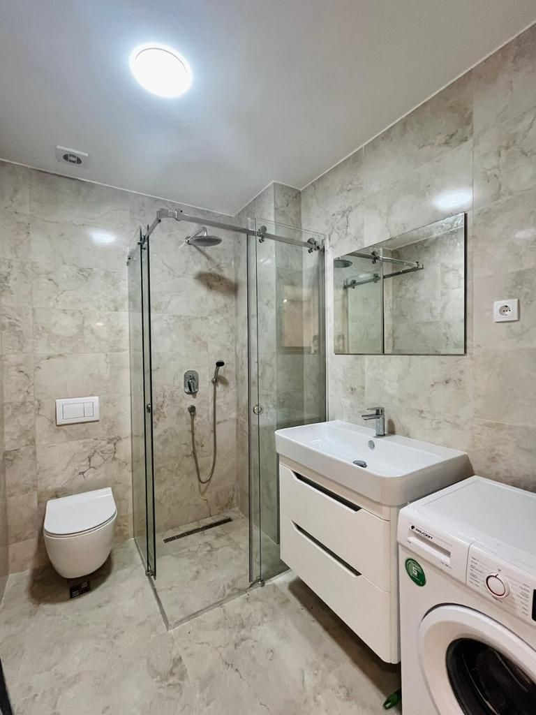 Izdavanje jednosobnog stana 60 m² sa garažnim mestom i pogledom na more – Prva linija do mora, Rafailovići (Dostupan do 01.06.2026) - Amfora Real Estate