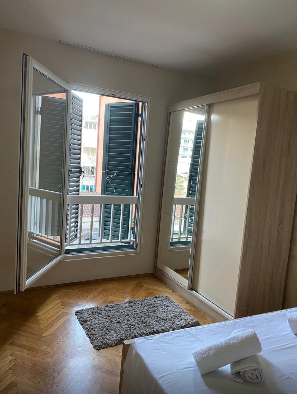 Izdavanje modernog jednosobnog stana – ekskluzivna lokacija, centar Budve (na duži period) - Amfora Real Estate