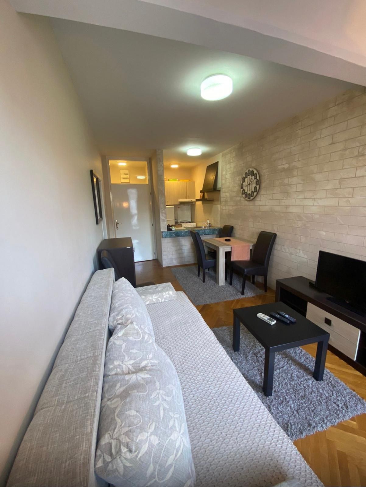 Izdavanje modernog jednosobnog stana – ekskluzivna lokacija, centar Budve (na duži period) - Amfora Real Estate