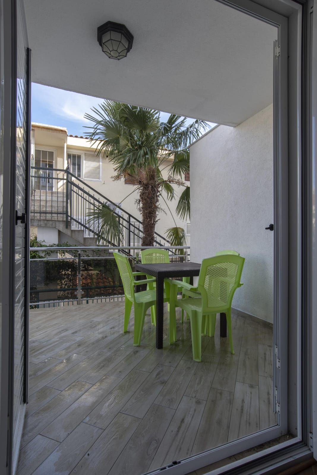 Prodaja renoviranog dvosobnog stana 61m² + terasa i dvorište – Babin do, Budva - Amfora Real Estate