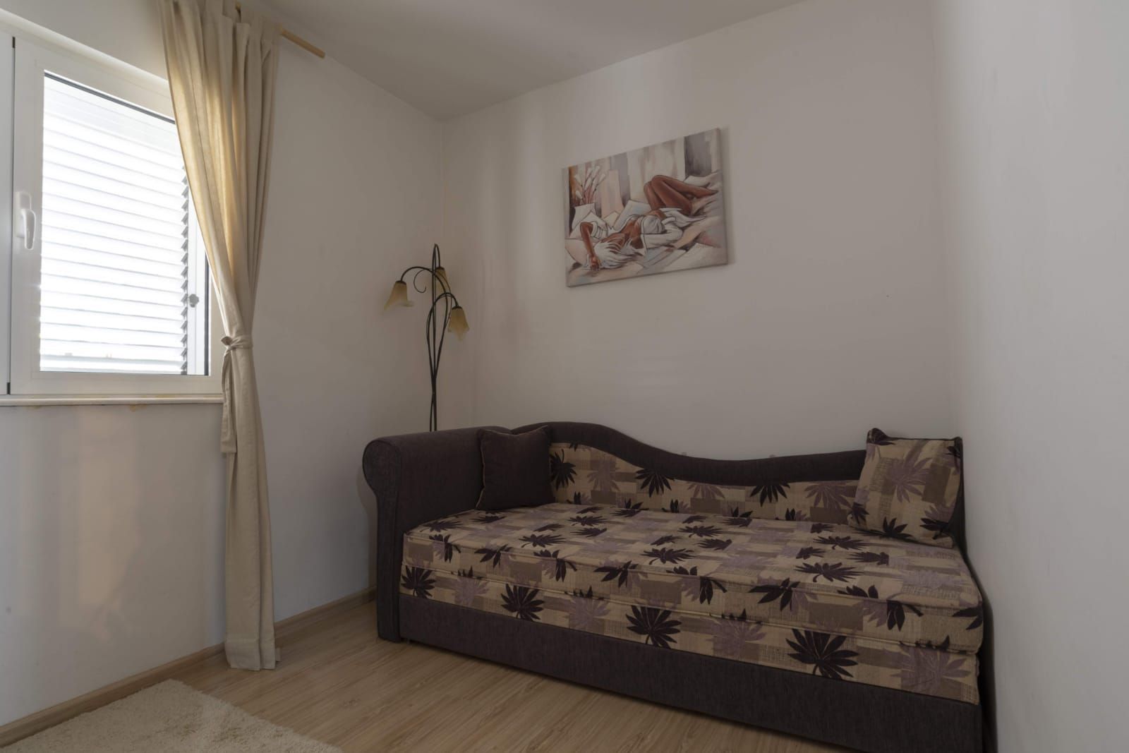 Prodaja renoviranog dvosobnog stana 61m² + terasa i dvorište – Babin do, Budva - Amfora Real Estate