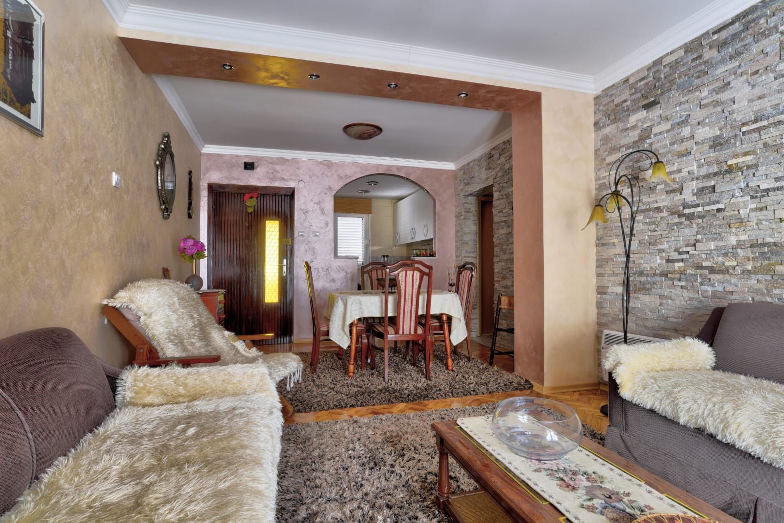 Prodaja renoviranog dvosobnog stana 61m² + terasa i dvorište – Babin do, Budva - Amfora Real Estate