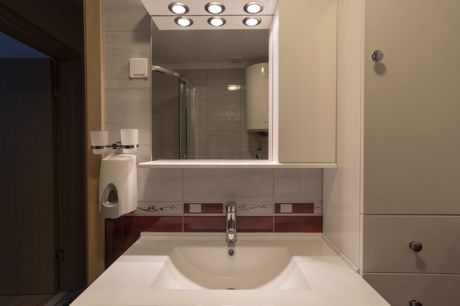 Prodaja renoviranog dvosobnog stana 61m² + terasa i dvorište – Babin do, Budva - Amfora Real Estate