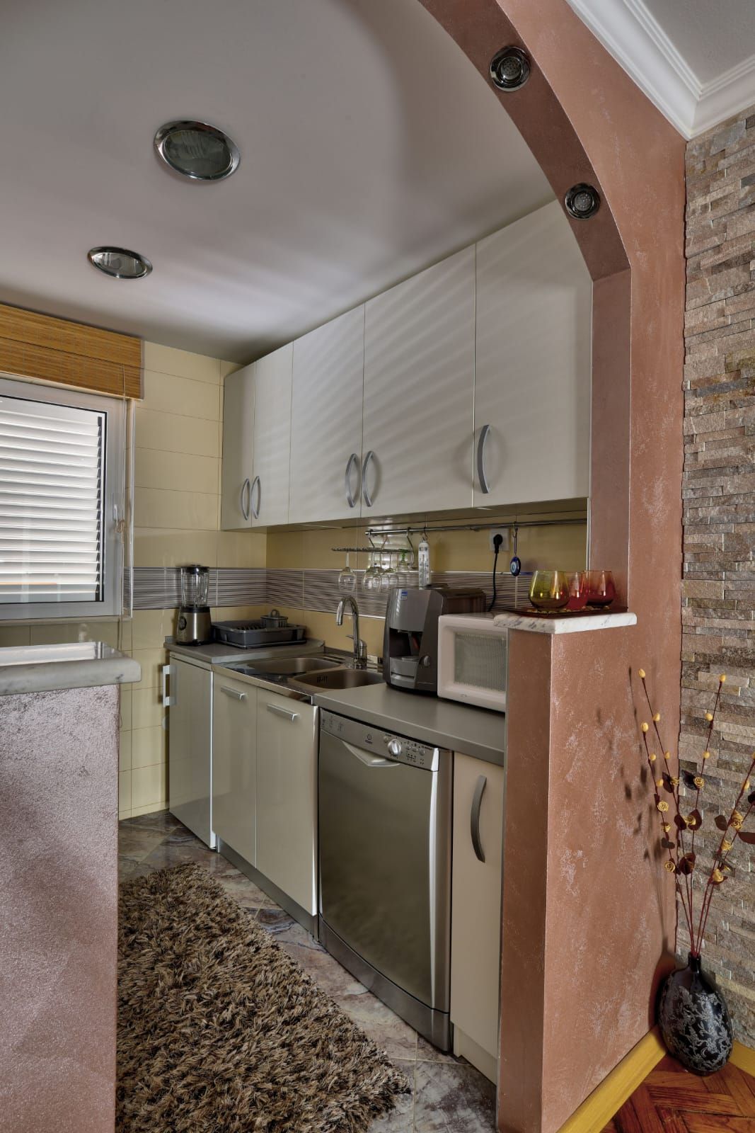 Prodaja renoviranog dvosobnog stana 61m² + terasa i dvorište – Babin do, Budva - Amfora Real Estate