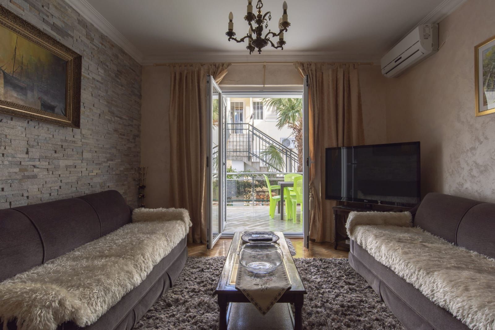 Prodaja renoviranog dvosobnog stana 61m² + terasa i dvorište – Babin do, Budva - Amfora Real Estate