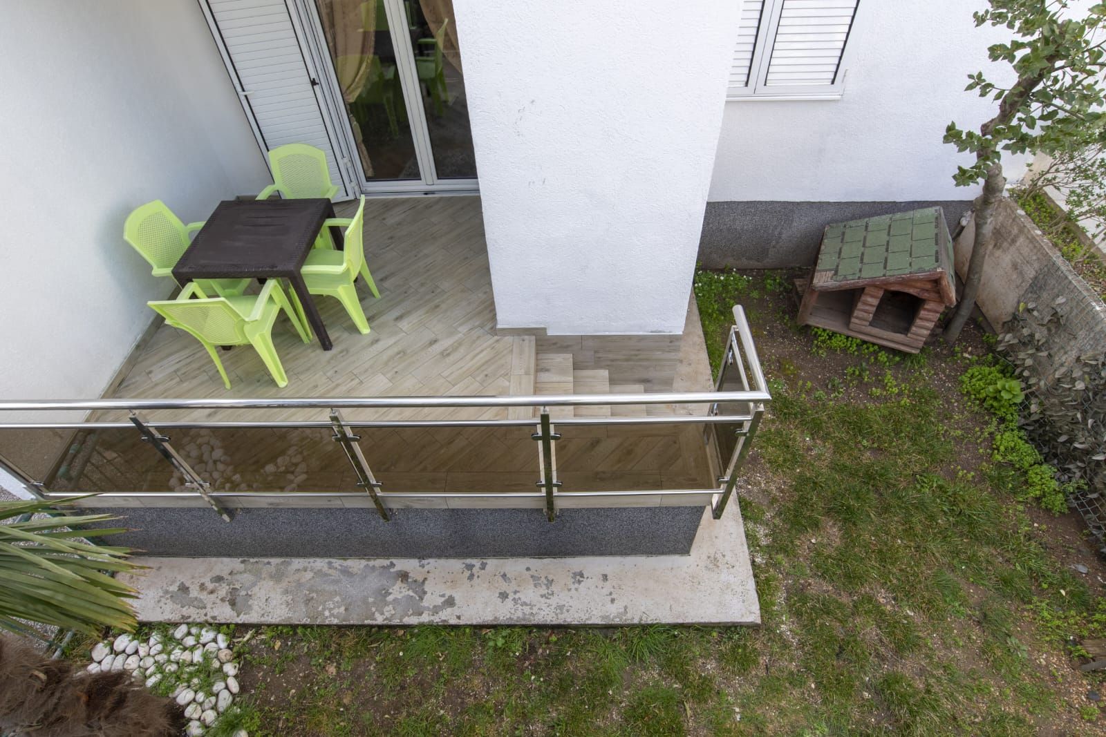 Prodaja renoviranog dvosobnog stana 61m² + terasa i dvorište – Babin do, Budva - Amfora Real Estate