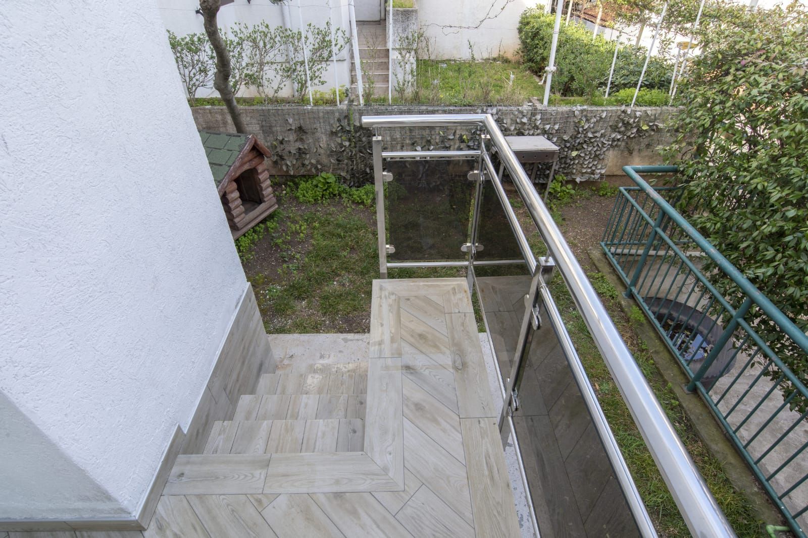 Prodaja renoviranog dvosobnog stana 61m² + terasa i dvorište – Babin do, Budva - Amfora Real Estate