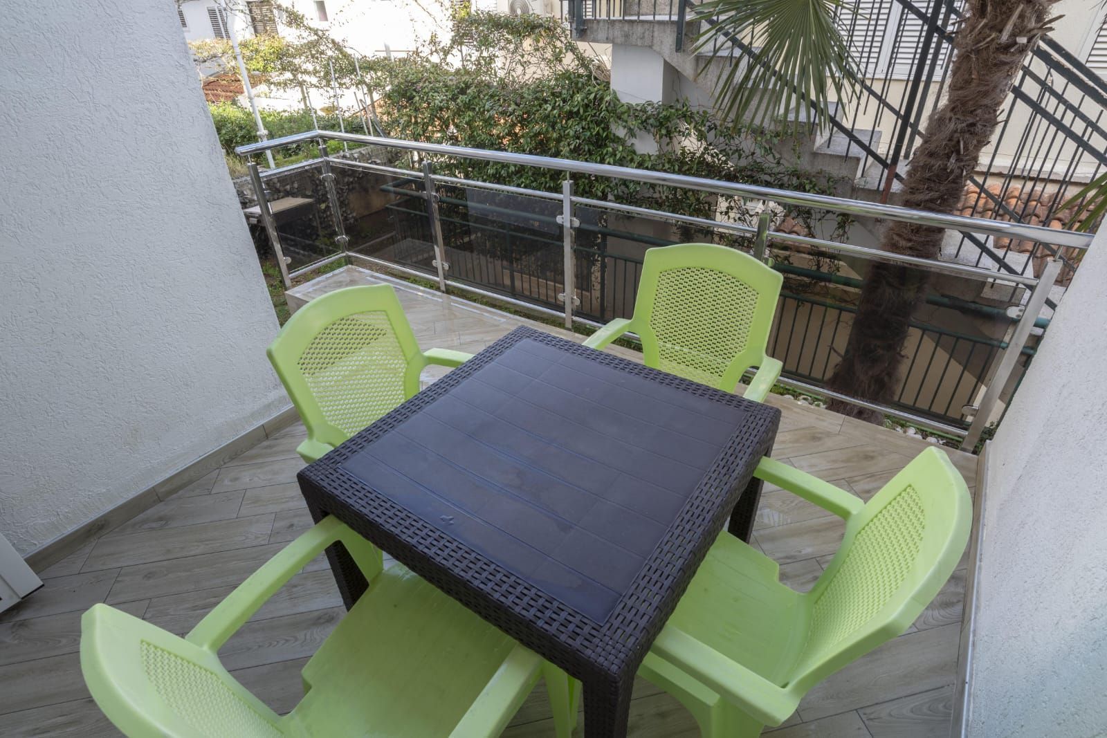 Prodaja renoviranog dvosobnog stana 61m² + terasa i dvorište – Babin do, Budva - Amfora Real Estate