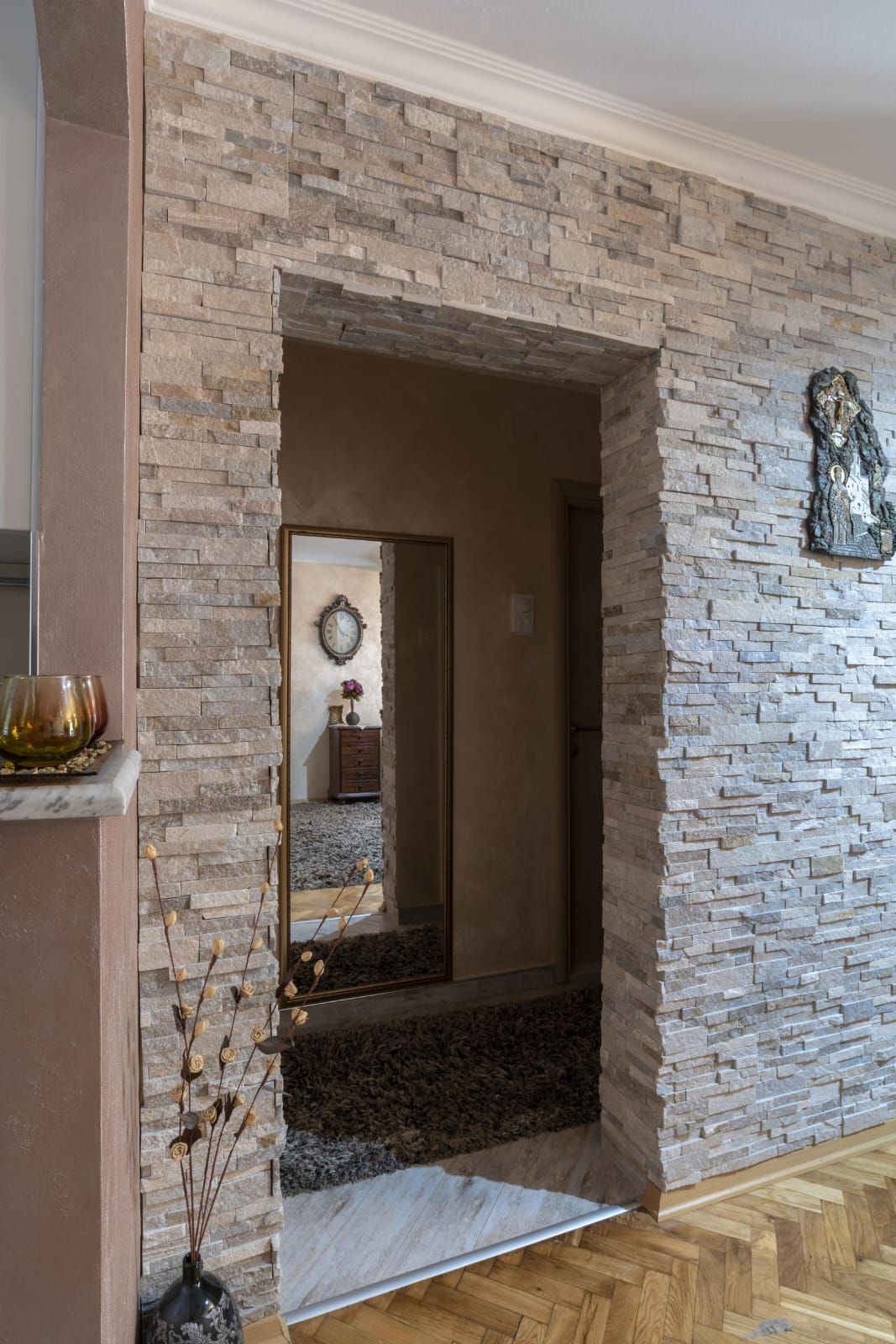 Prodaja renoviranog dvosobnog stana 61m² + terasa i dvorište – Babin do, Budva - Amfora Real Estate