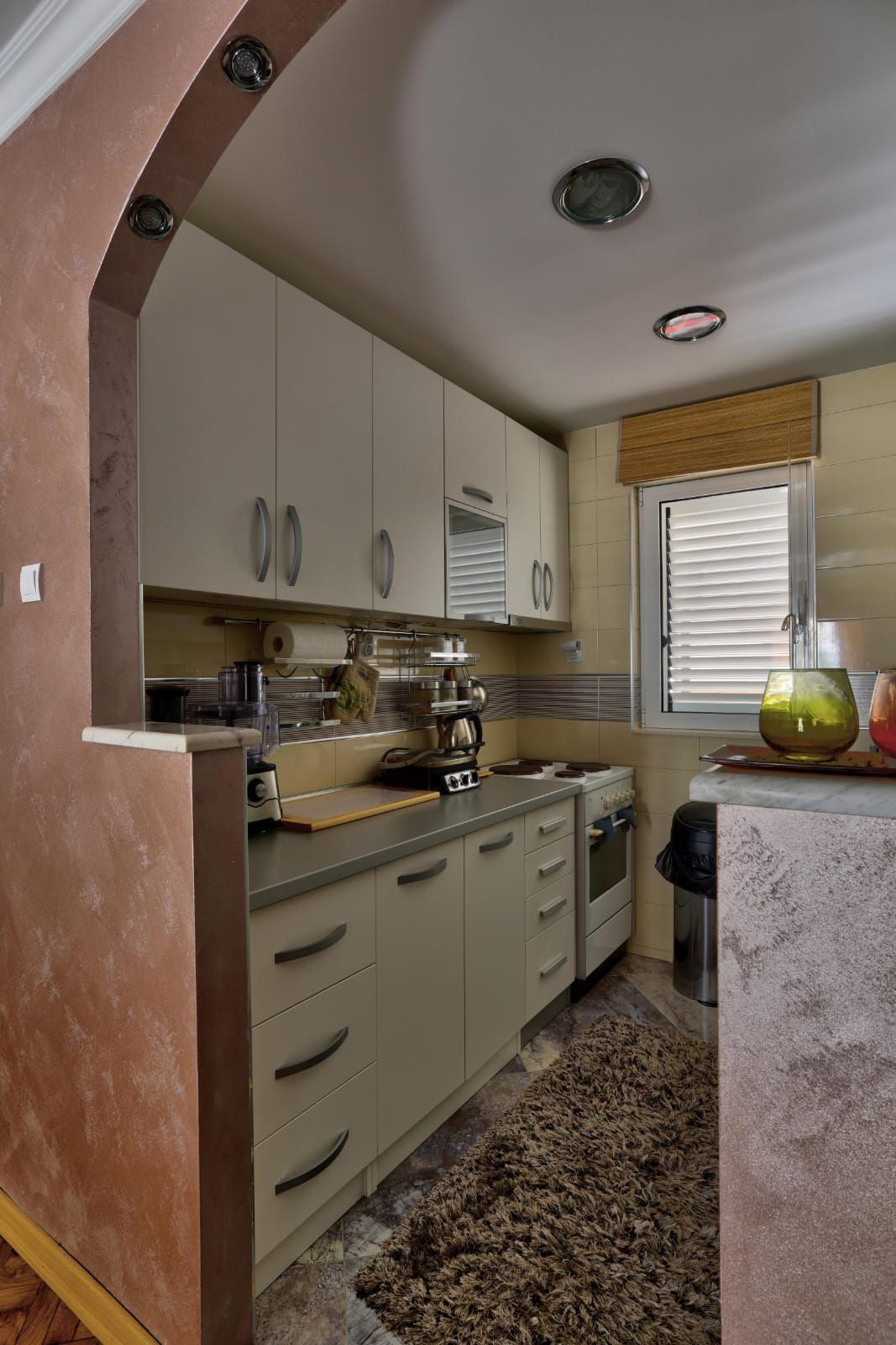 Prodaja renoviranog dvosobnog stana 61m² + terasa i dvorište – Babin do, Budva - Amfora Real Estate