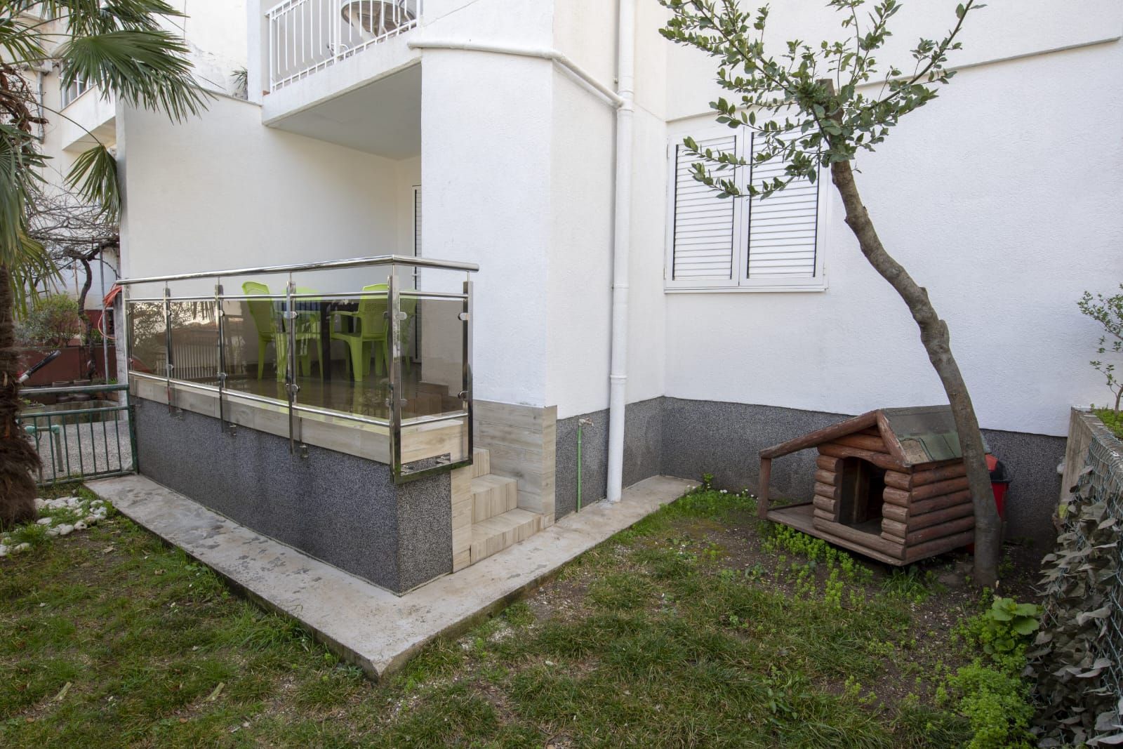 Prodaja renoviranog dvosobnog stana 61m² + terasa i dvorište – Babin do, Budva - Amfora Real Estate