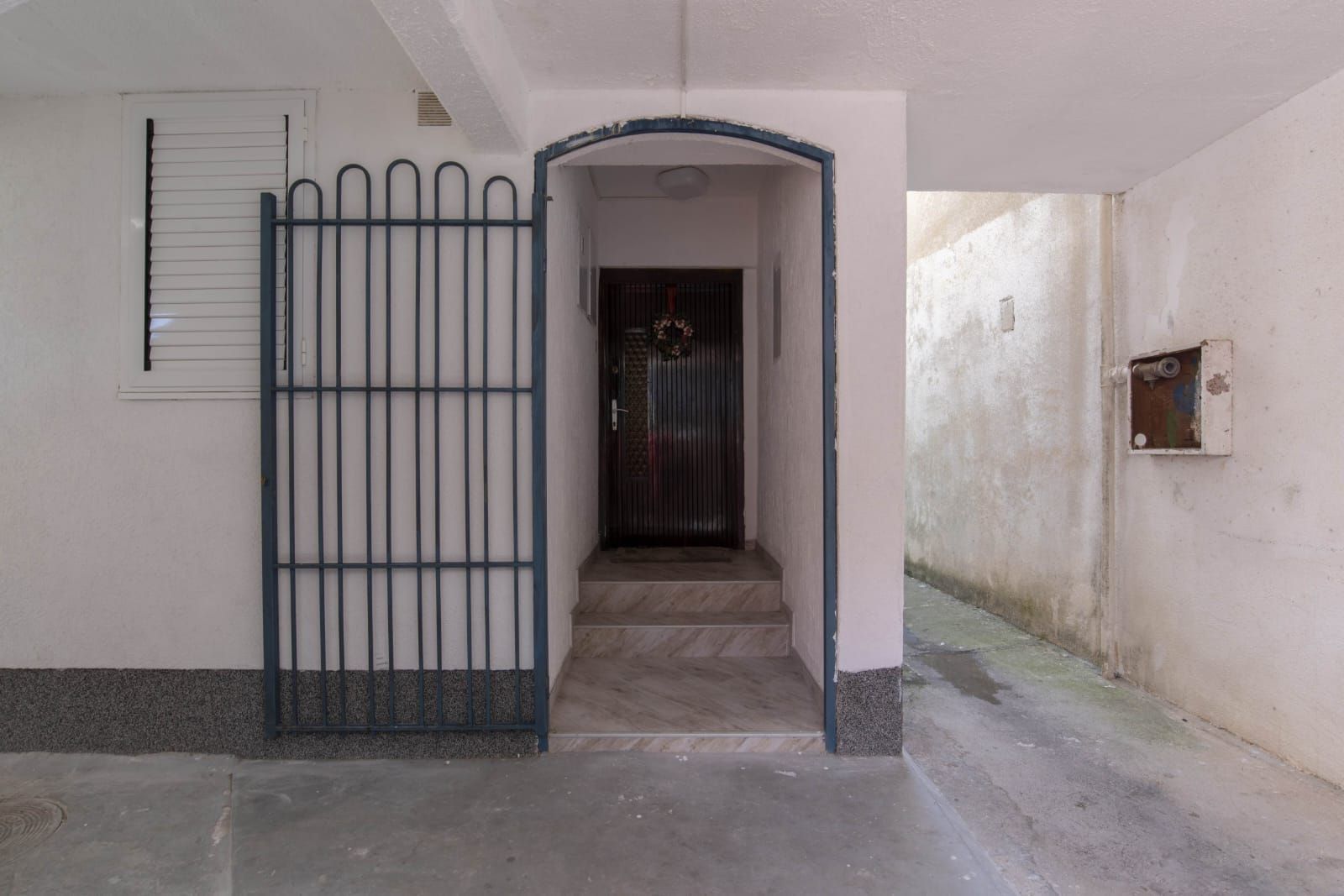 Prodaja renoviranog dvosobnog stana 61m² + terasa i dvorište – Babin do, Budva - Amfora Real Estate